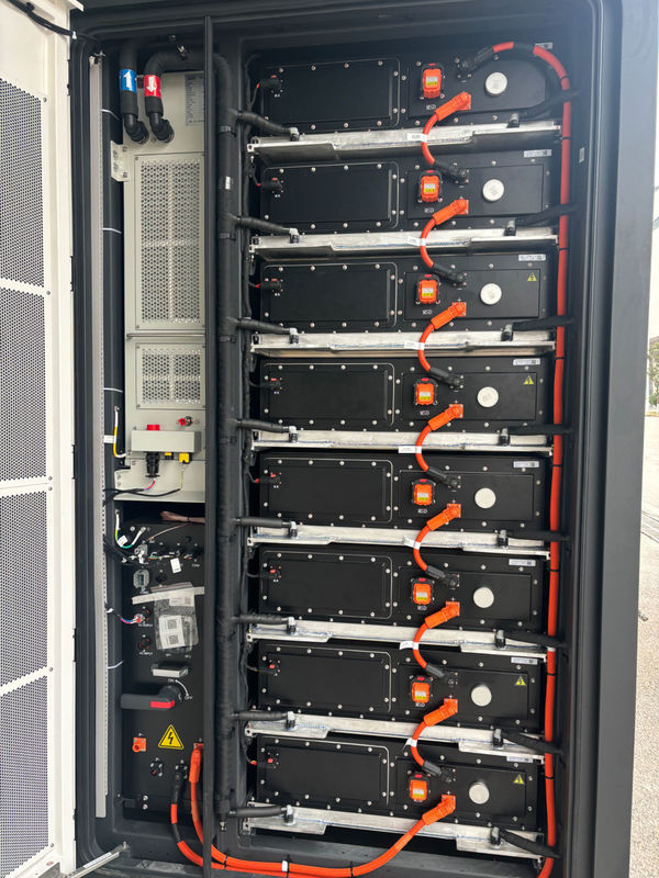 Todos em um 96kwh sistema de armazenamento de energia de resfriamento líquido gabinete para gerador de energia solar