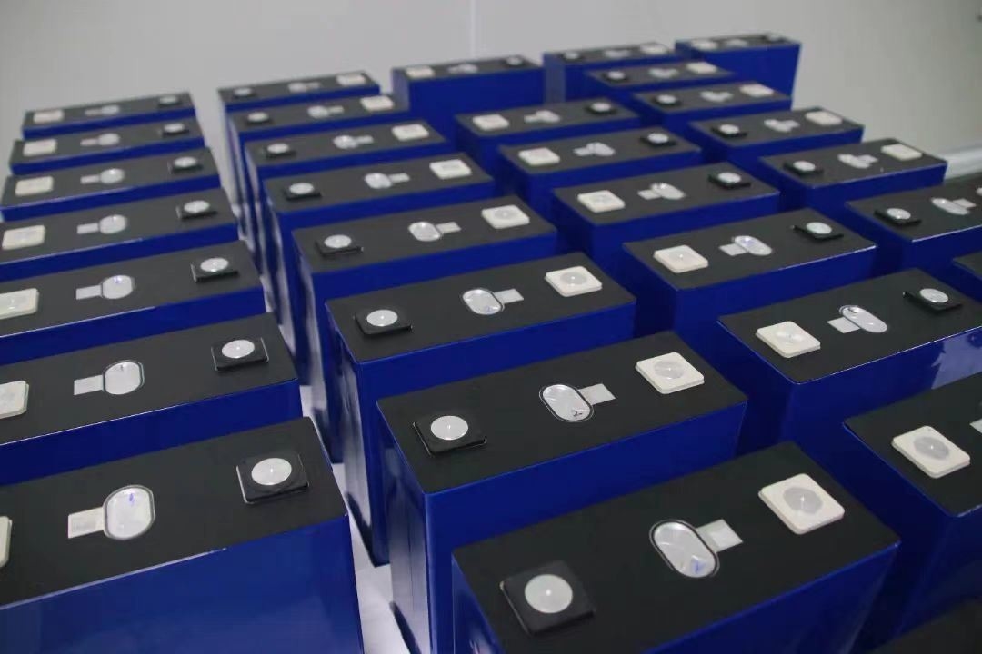 Célula de bateria prismática de 3,2 V 314 ah durável para sistemas de armazenamento de energia em contentores e camiões